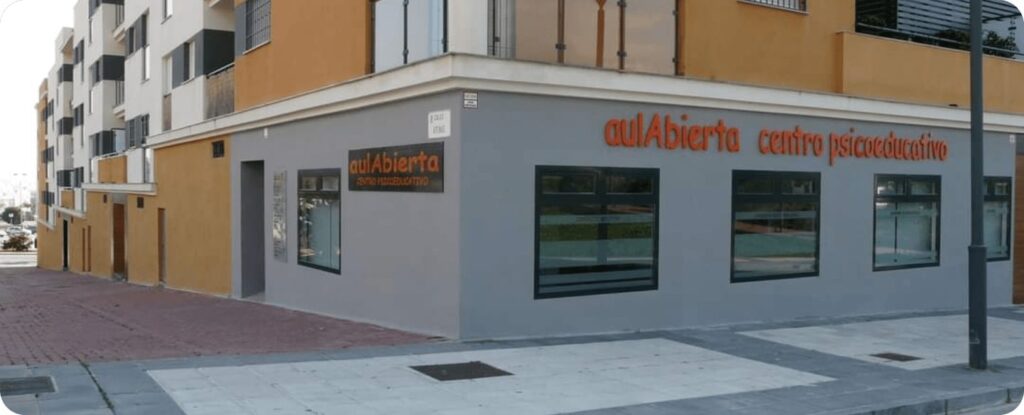 Facha del centro Aula Abierta en Motril
