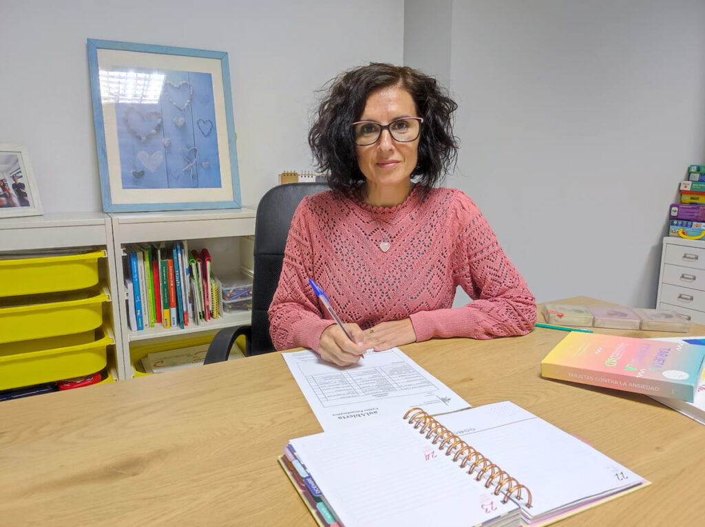 Magdalena Fernández en su despacho revisando documentos