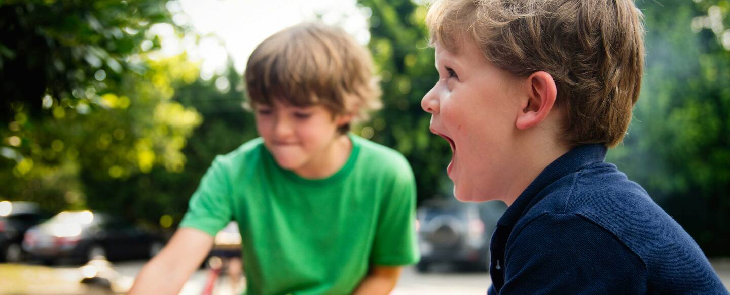 Niños chillando mientras juegan en un parque