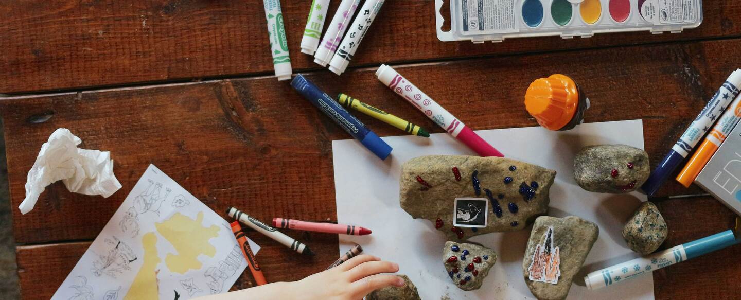 Escritorio con utensilios de pintura y escritura